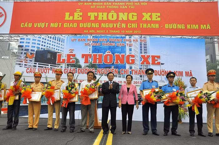 Trong buổi lễ nhiều cá nhân, tổ chức được khen tặng danh hiệu thi đua xuất sắc.