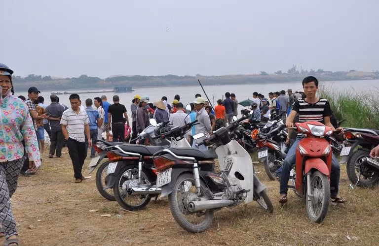 Dòng người vẫn đổ về đây để chia sẻ cùng gia đình về hoàn cảnh thương tâm này.