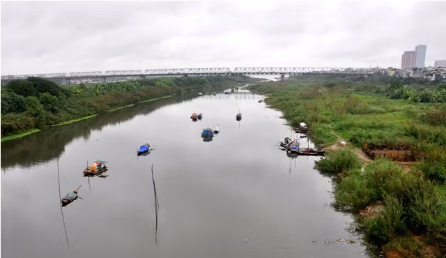 Xóm chài ven sông Hồng lặng thinh trong cái lạnh.