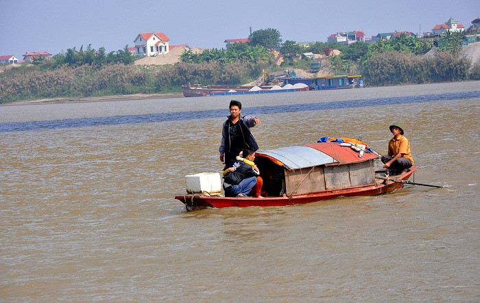Chiếc thuyền của gia đình và "nhà ngoại cảm" ra sông để chỉ chỗ nạn nhân có thể nằm ở khu vực đó.