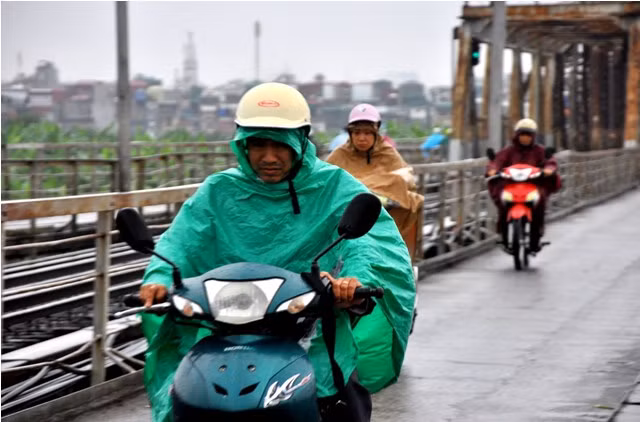 Mưa kéo dài khiến các phương tiện đi lại gặp nhiều khó khăn.