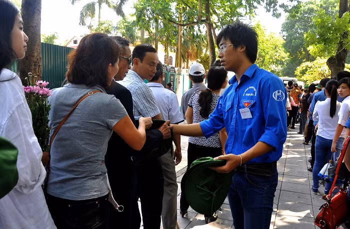 Ban Thành đoàn Hà Nội đã phát mũ cho mọi người đang đi dưới nắng xếp hàng…
