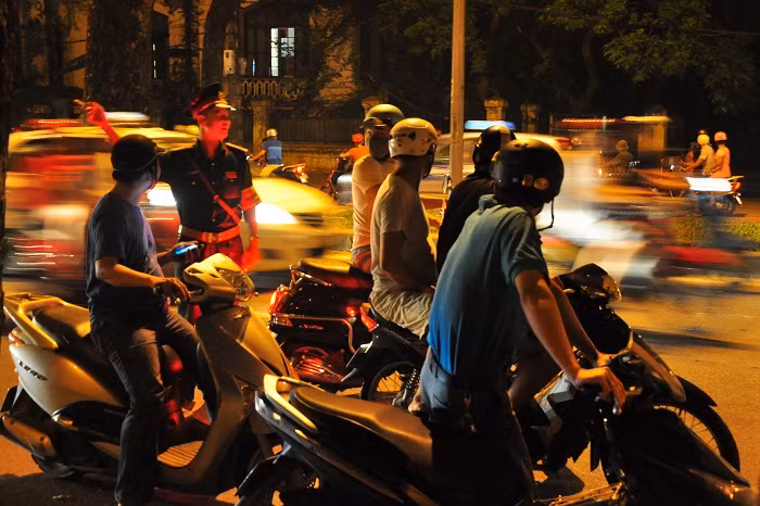 Lực lượng cảnh vệ quanh nhà Đại tướng cũng phải xuống đường để giải thích và khuyên mọi người ngày mai tới viếng Đại tướng để tránh tình trạng ùn tắc giao thông.