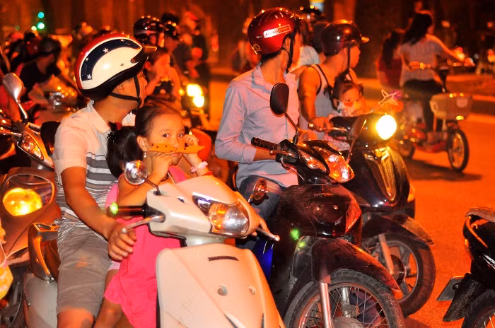 Từ người lớn cho đến các em nhỏ đều hướng vào ngôi nhà của Đại tướng với lòng xót thương trước sự mất mát của cả dân tộc.