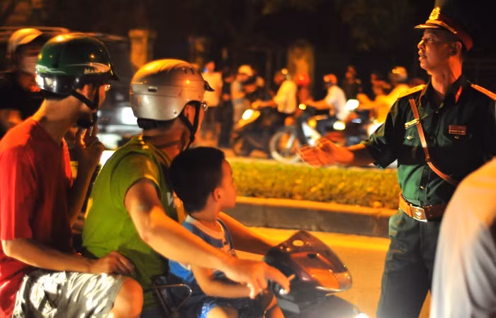 Nhiều người đứng cả phía bên đường nhìn sang căn nhà riêng của Đại tướng.