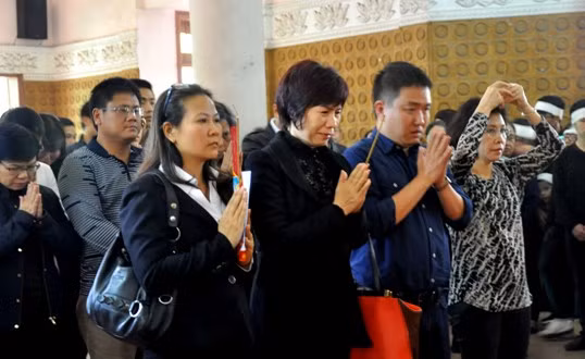 Mọi người đến chia buồn và cầu cho linh hồn chị được về nơi an nghỉ cuối cùng.
