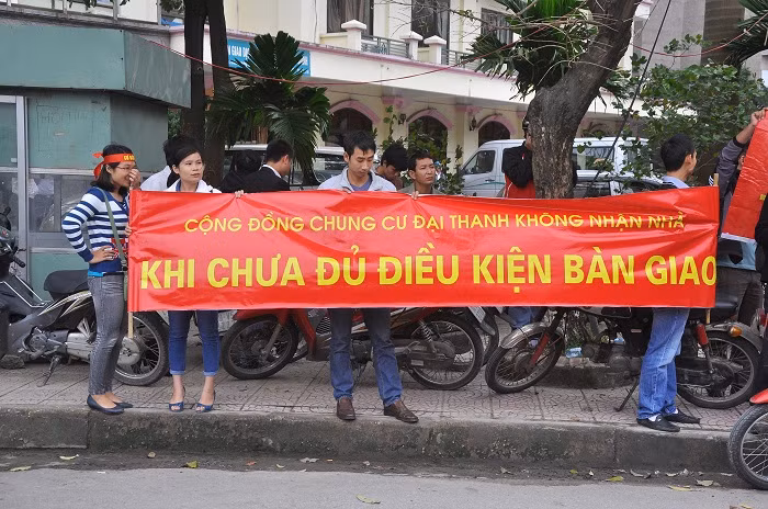 Khách hàng căng bảng chữ đòi chủ đầu tư ra giải quyết kiến nghị và những thắc mắc trước khi giao nhà