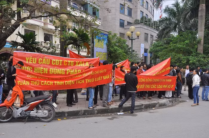 Băng rôn, bảng chữ của khách hàng mua căn hộ tại khu đô thị mới Đại Thanh giăng đầy trước sàn giao dịch bất động sản Mường Thanh trong ngày 19/10.