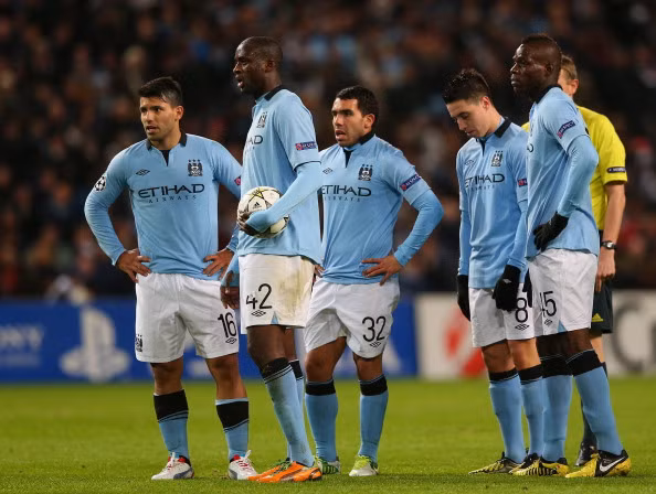 Mùa thứ 2 liên tiếp, Man City rơi vào bảng ‘tử thần’ ở Champions League, sau trận hòa 2-2 trước Ajax vừa qua, đương kim vô địch ngoại hạng Anh đang phải đối mặt với nguy cơ thêm một lần nữa bị loại ngay ở vòng bảng. Trên lý thuyết, thầy trò Mancini vẫn còn cơ hội đi tiếp, nhưng mong manh lắm. Bởi với chỉ 2 điểm có được sau 4 vòng đấu, Man City đã bị hai đội dẫn đầu là Dortmund và Real bỏ xa lần lượt 6 và 5 điểm. Hai vòng cuối, Man Xanh còn đụng phải đối thủ không hề dễ chơi là Real và Dortmund nên cửa đi tiếp của họ là cực nhỏ.