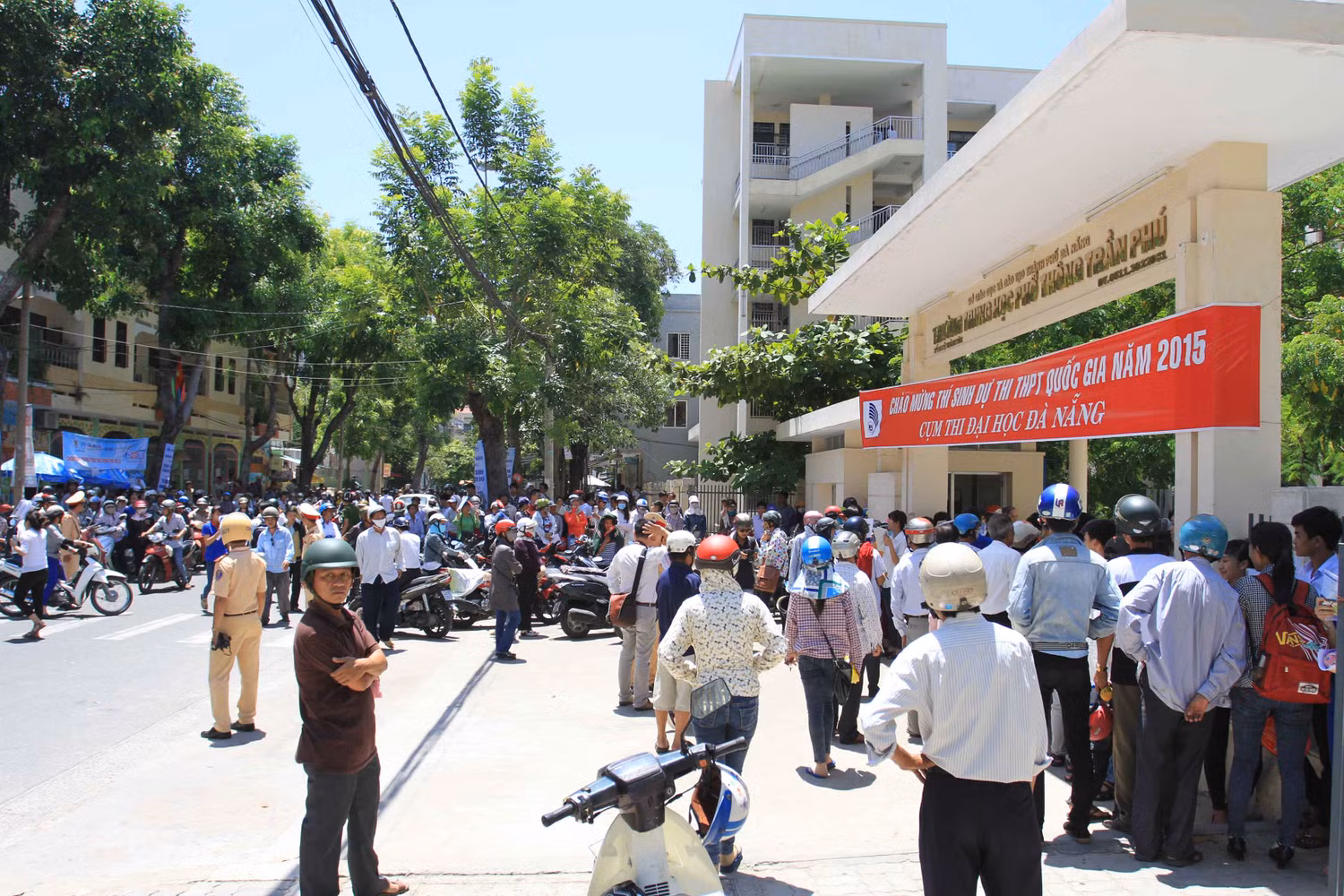 Theo thống kê, sáng 1/7 có gần 30.000 thí sinh tỉnh Quảng Nam và thành phố Đà Nẵng bước vào buổi thi đầu tiên kỳ thi tốt nghiệp THPT quốc gia, do ĐH Đà Nẵng chủ trì. Thời tiết ở Đà Nẵng nắng nóng. Trong buổi thi đầu tiên, chưa có sự cố nào lớn xảy ra...chỉ có 3 trường hợp bị đình chỉ thi Theo thống kê, sáng 1/7 có gần 30.000 thí sinh tỉnh Quảng Nam và thành phố Đà Nẵng bước vào buổi thi đầu tiên kỳ thi tốt nghiệp THPT quốc gia, do ĐH Đà Nẵng chủ trì. Thời tiết ở Đà Nẵng nắng nóng. Trong buổi thi đầu tiên, chưa có sự cố nào lớn xảy ra...chỉ có 3 trường hợp bị đình chỉ thi