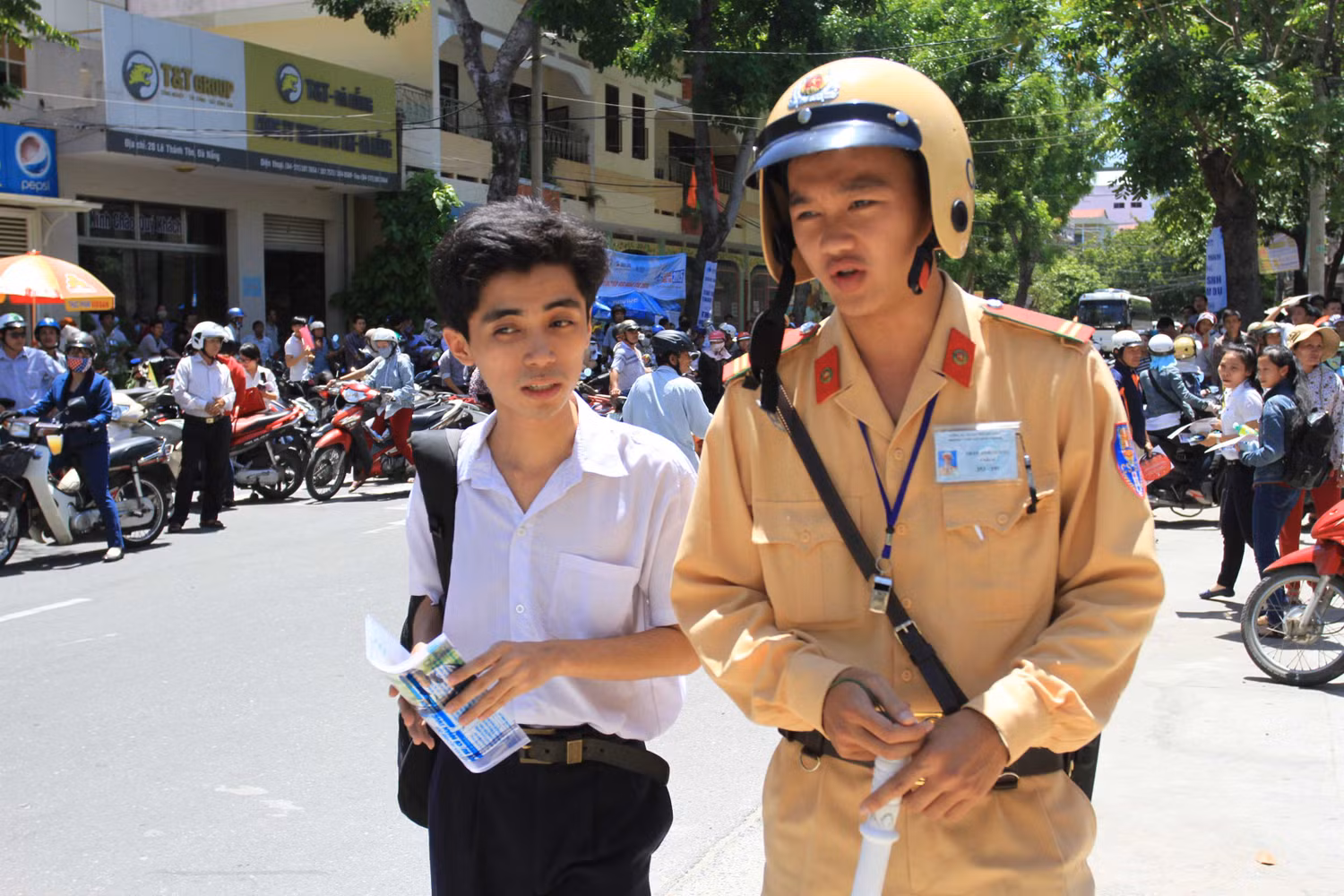 Lực lượng Cảnh sát giao thông Công an TP Đà Nẵng cũng nhiệt tình phân luồng giao thông, tham gia hướng dẫn các thí sinh, thanh niên tình nguyện.... Lực lượng Cảnh sát giao thông Công an TP Đà Nẵng cũng nhiệt tình phân luồng giao thông, tham gia hướng dẫn các thí sinh, thanh niên tình nguyện....