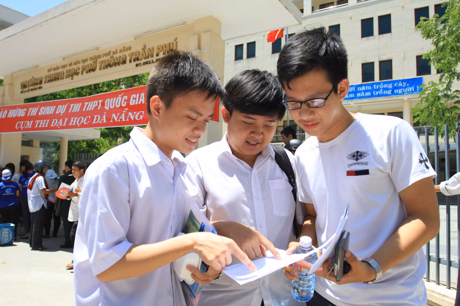 Các thí sinh làm bài tốt, vui vẻ bàn tán đề thi môn Toán sau khi đã hoàn thành bài thi... Các thí sinh làm bài tốt, vui vẻ bàn tán đề thi môn Toán sau khi đã hoàn thành bài thi...
