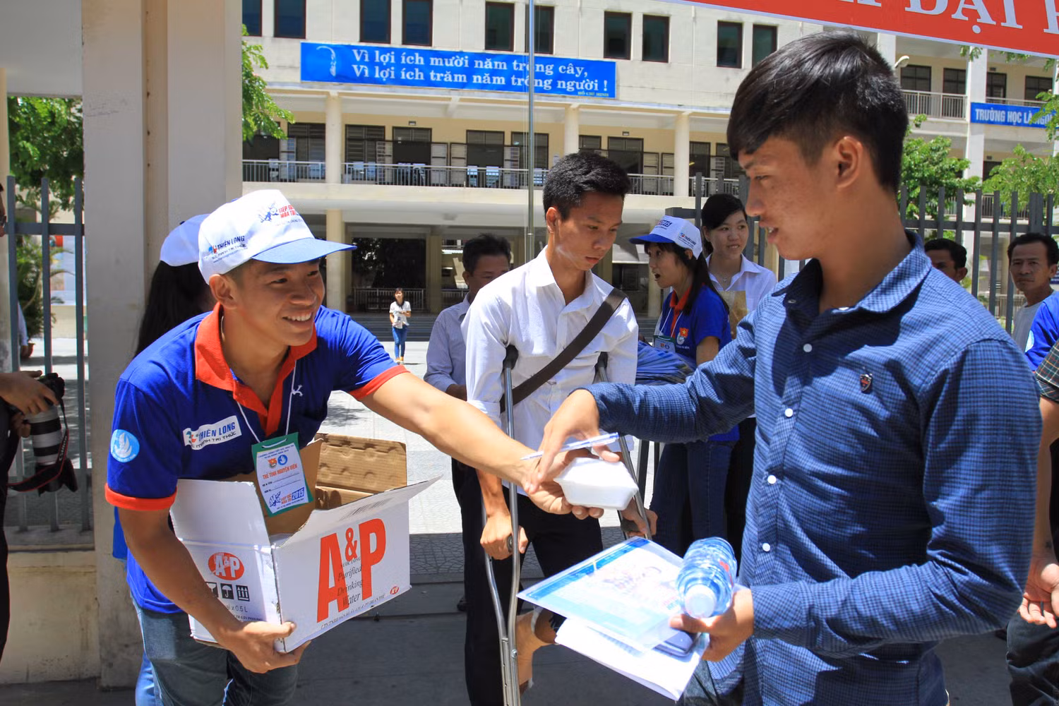 Ai cũng vui vẻ khi phát thức ăn, nước uống miễn phí cho các thí sinh, với mong muốn góp một phần công sức nhỏ bé nhằm giúp các thí sinh hoàn thành tốt kỳ thi "hai trong một" này Ai cũng vui vẻ khi phát thức ăn, nước uống miễn phí cho các thí sinh, với mong muốn góp một phần công sức nhỏ bé nhằm giúp các thí sinh hoàn thành tốt kỳ thi "hai trong một" này