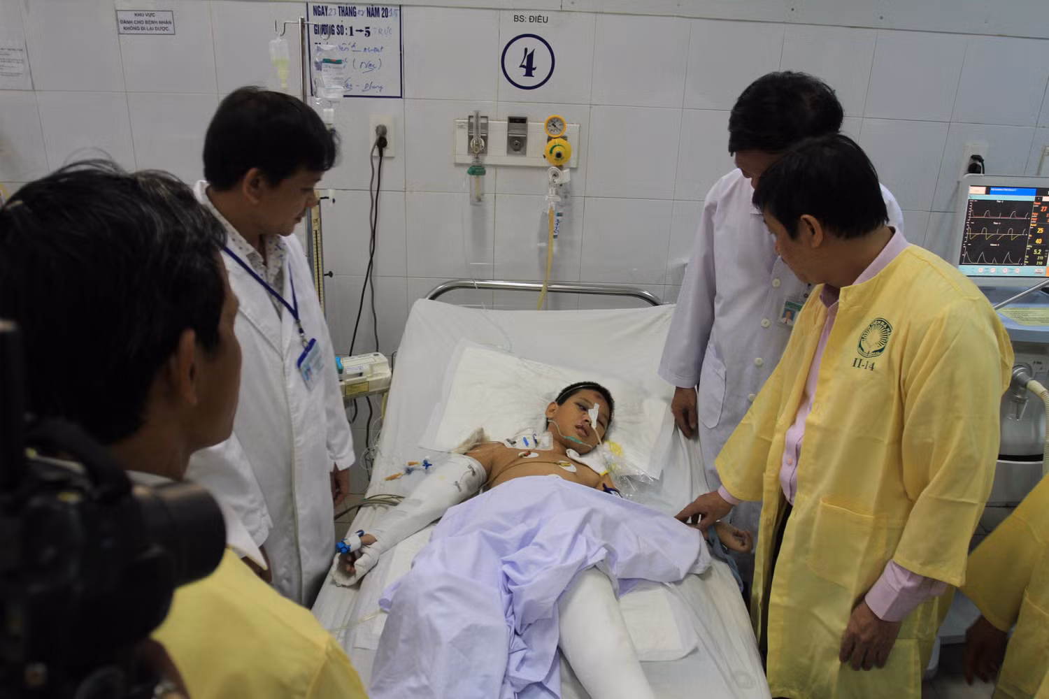 Hiện cháu Minh đã tỉnh táo, tiếp xúc được. Cháu Minh bị rơi từ độ cao khoảng 15m từ trên cầu Thuận Phước xuống dưới đất sau cú tông mạnh của xe ô tô 7 chỗ trên cầu. Các bác sỹ đã tận tình cứu sống cháu Minh, nhiều người vui mừng vì cháu Minh đã thoát khỏi lưỡi hái của tử thần. Ảnh Thùy Linh