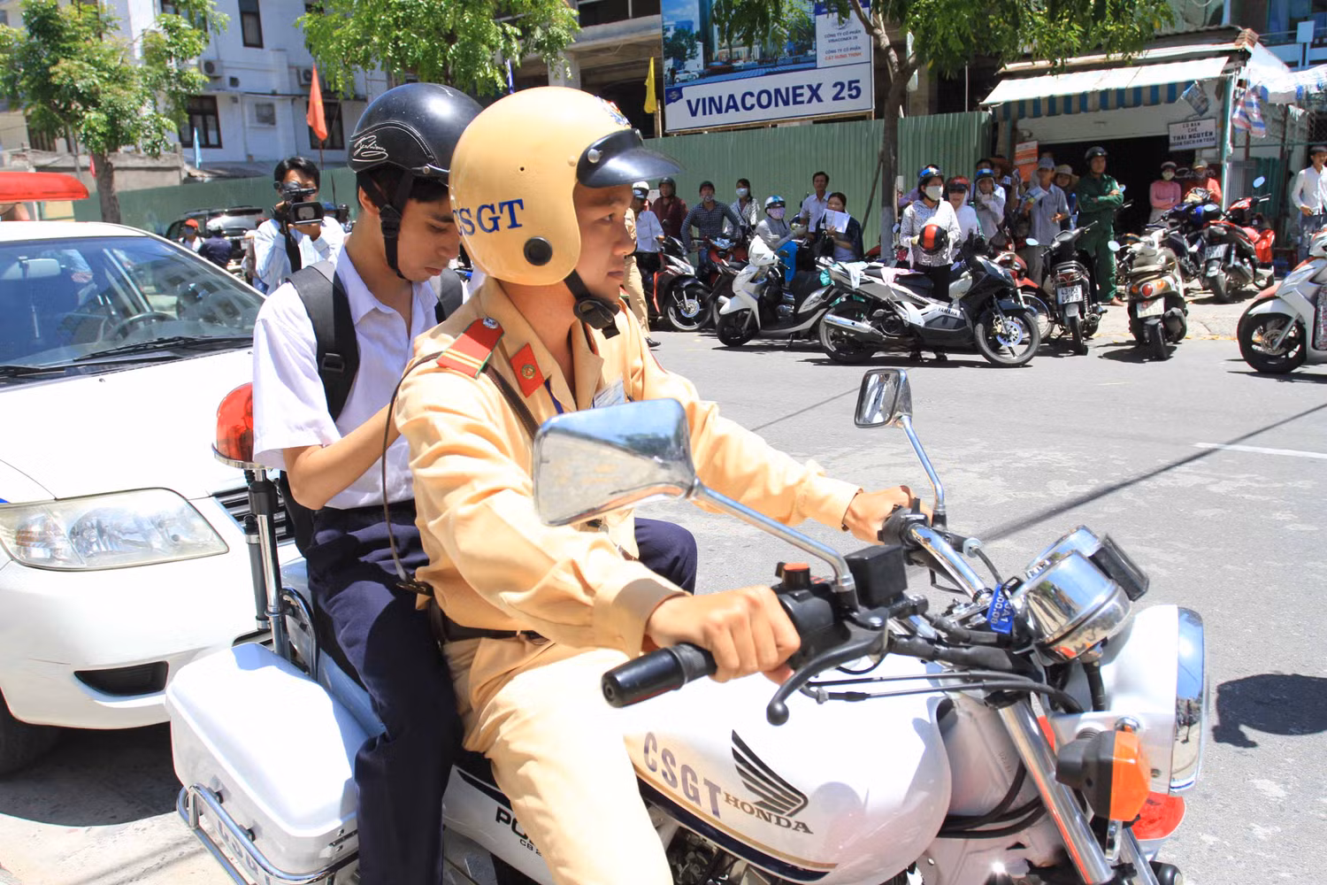Có một số trường hợp đi lại khó khăn, lực lượng Cảnh sát giao thông Đà Nẵng đã hỗ trợ cho các em... Có một số trường hợp đi lại khó khăn, lực lượng Cảnh sát giao thông Đà Nẵng đã hỗ trợ cho các em...