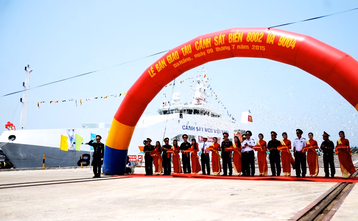 Quang cảnh lễ bàn giao hai tàu Cảnh sát biển cho lực lượng Cảnh sát biển Việt Nam. Ảnh T.L Quang cảnh lễ bàn giao hai tàu Cảnh sát biển cho lực lượng Cảnh sát biển Việt Nam. Ảnh T.L