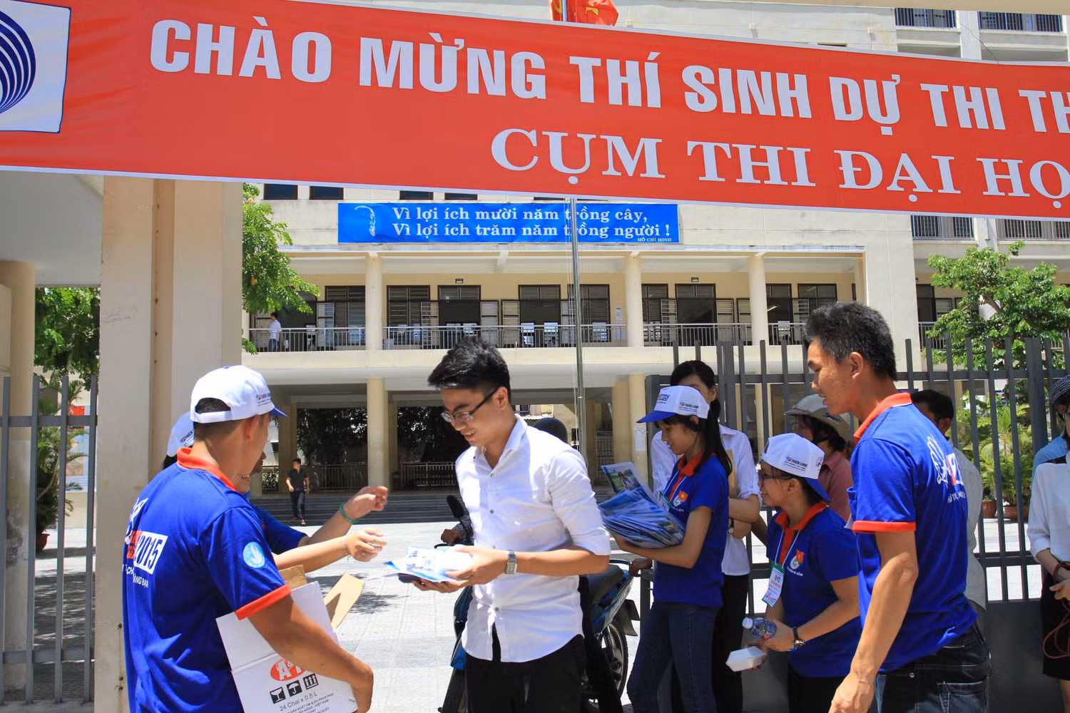 ...Đặc biệt, dù thời tiết nắng nóng, khi các thí sinh thi xong môn đầu tiên, các em được thanh niên tình nguyện phát thức ăn, nước uống miễn phí ngay trước cổng trường. "Làm xong bài thi, khi đi ra trước cổng được các anh chị thanh niên tình nguyện phát thức ăn và nước uống, em cảm động và vui lắm. Thấy các anh chị đứng giữa trời nắng để giúp đỡ chúng em, đúng là không thể nói gì hơn ngoài tấm lòng...", thí sinh Nguyễn Hữu Hà (đến từ Quảng Nam) cho biết. ...Đặc biệt, dù thời tiết nắng nóng, khi các thí sinh thi xong môn đầu tiên, các em được thanh niên tình nguyện phát thức ăn, nước uống miễn phí ngay trước cổng trường. "Làm xong bài thi, khi đi ra trước cổng được các anh chị thanh niên tình nguyện phát thức ăn và nước uống, em cảm động và vui lắm. Thấy các anh chị đứng giữa trời nắng để giúp đỡ chúng em, đúng là không thể nói gì hơn ngoài tấm lòng...", thí sinh Nguyễn Hữu Hà (đến từ Quảng Nam) cho biết.
