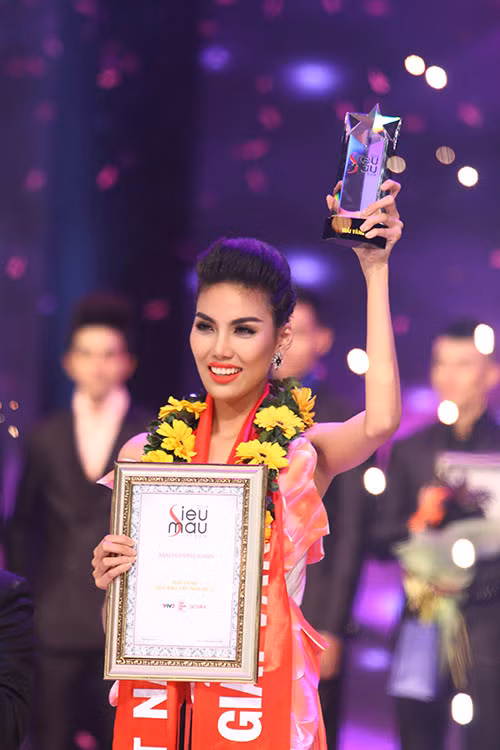 Lan Khuê rạng rỡ hạnh phúc khi nhận giải Lan Khuê rạng rỡ hạnh phúc khi nhận giải