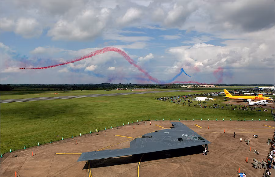 B-2 Spirit, do Northrop Grumman sản xuất, là loại máy bay ném bom đa nhiệm vụ được trang bị công nghệ tàng hình, có thể mang, ném bom thông thường và bom hạt nhân. Trong ảnh là máy bay ném bom B-2 tại triển lãm hàng không Farnborough 2012.