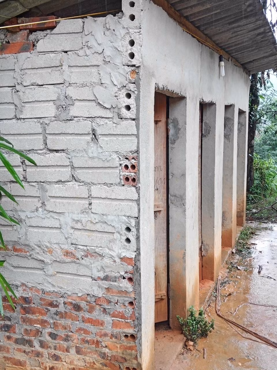 Nhà vệ sinh của trường xây dựng trên một quả đồi, học sinh đi lại rất khó khăn (Ảnh:B.T) Nhà vệ sinh của trường xây dựng trên một quả đồi, học sinh đi lại rất khó khăn (Ảnh:B.T)