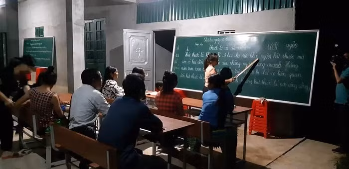 Chị Nống đang dạy chữ cho đồng bào dân tộc Mông (Ảnh:H.H)