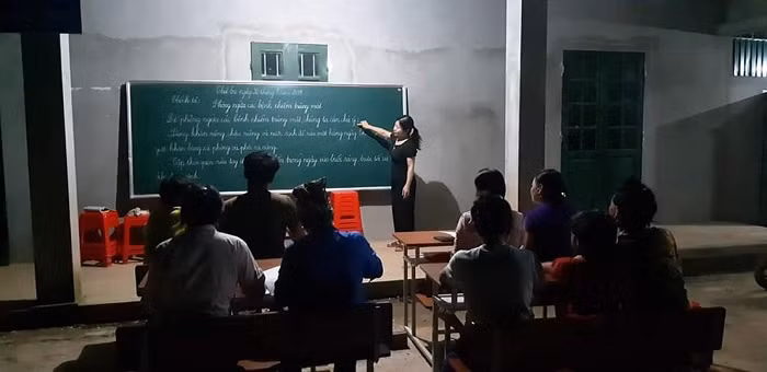 Khung cảnh lớp học ở bản Mông do chị Khuyên đứng lớp (Ảnh:H.H)