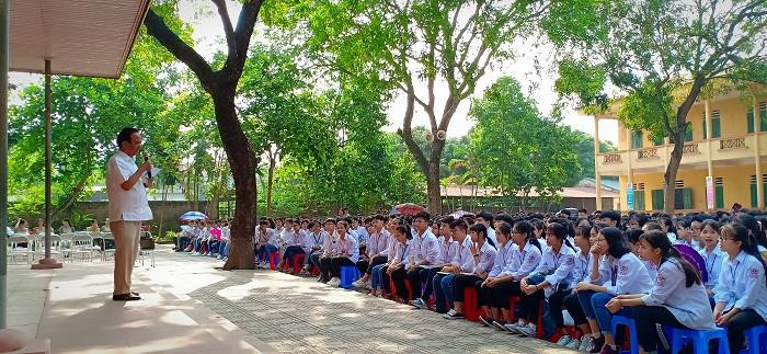 Giáo sư Nguyễn Lân Dũng chia sẻ với học sinh trường cấp 3 Phong Châu (Ảnh: Vũ Ninh)