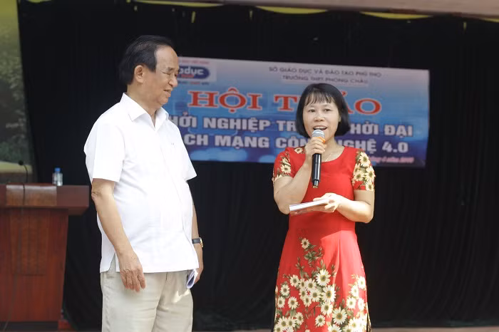 Giáo sư Nguyễn Lân Dũng tặng sách cho giáo viên trường cấp 3 Phong Châu (Ảnh: Vũ Ninh) Giáo sư Nguyễn Lân Dũng tặng sách cho giáo viên trường cấp 3 Phong Châu (Ảnh: Vũ Ninh)