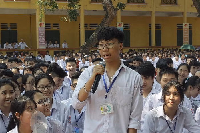 Phần hỏi đáp sôi nổi giữa Giáo sư và các em học sinh (Ảnh: Vũ Ninh) Phần hỏi đáp sôi nổi giữa Giáo sư và các em học sinh (Ảnh: Vũ Ninh)