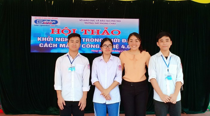 Thầy và trò trường Trung học Phổ thông Phong Châu tích cực áp dụng những thành tựu của thời đại 4.0 (Ảnh: Vũ Ninh)