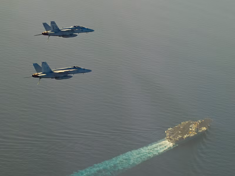 Tàu sân bay USS Enterprise rời vịnh Ba Tư để trở về cảng nhà của nó tại căn cứ Norfolk, Virginia. Tàu sân bay này sẽ được ngưng hoạt động vào ngày 1/12/2012.