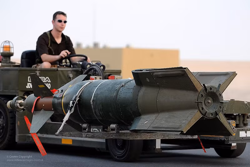 Bom dẫn hướng bằng laser Paveway được vận chuyển tới một chiếc Tornado GR4 trước khi nó hoạt động.