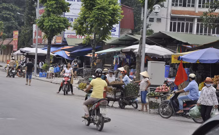 Những xe hàng rong buôn bán ngay trên lòng đường có xu hướng tăng dần…. đang biến con đường trở thành nỗi ám ảnh và gây nguy hiểm cho những ai đi trên con đờng này. Những xe hàng rong buôn bán ngay trên lòng đường có xu hướng tăng dần…. đang biến con đường trở thành nỗi ám ảnh và gây nguy hiểm cho những ai đi trên con đờng này.