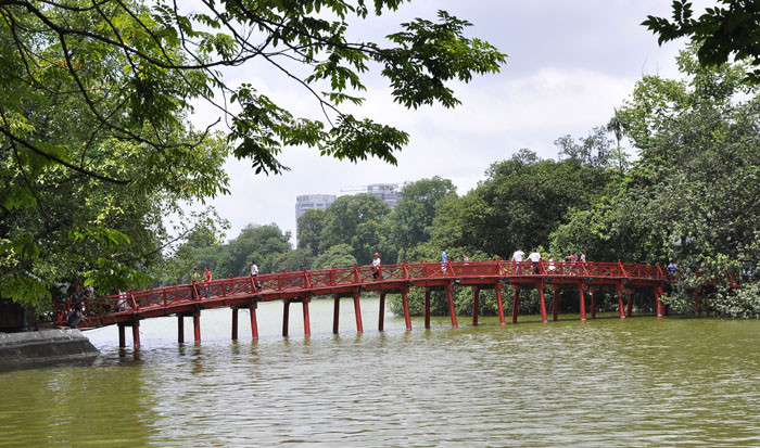 Cầu Thê Húc được được sơn màu đỏ - màu của sự sống, của mọi nguồn hạnh phúc, của ước vọng truyền đời từ thời cổ đại đến nay. Cầu có thiết kế cong cong và uốn luợn như hình con tôm.