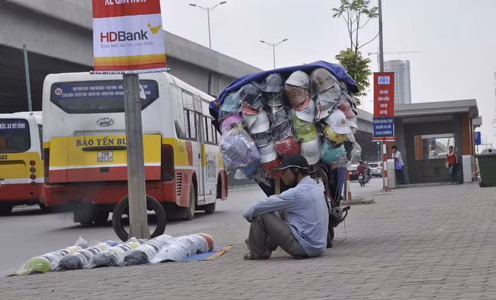 Chiếm dụng vỉa hè để buôn bán.