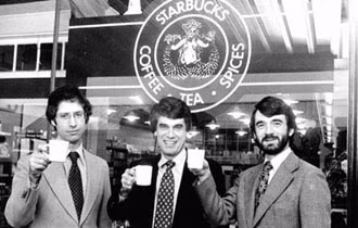 Ba sáng lập viên của Starbucks: Zev Siegl, Jerry Baldwin và Gordon Bowker Ba sáng lập viên của Starbucks: Zev Siegl, Jerry Baldwin và Gordon Bowker Ba sáng lập viên của Starbucks: Zev Siegl, Jerry Baldwin và Gordon Bowker Ba sáng lập viên của Starbucks: Zev Siegl, Jerry Baldwin và Gordon Bowker