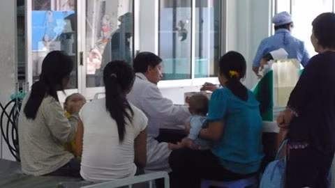 Nhiều bệnh nhi phải đi khám tâm lý vì cha mẹ cho ăn sai cách. Ảnh: Thanh Huyền.