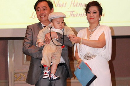Cậu bé tỷ phú Huỳnh Hằng Hữu, con trai của ông chủ Đại Nam Huỳnh Uy Dũng và bà Nguyễn Phương Hằng. Cậu bé tỷ phú Huỳnh Hằng Hữu, con trai của ông chủ Đại Nam Huỳnh Uy Dũng và bà Nguyễn Phương Hằng.