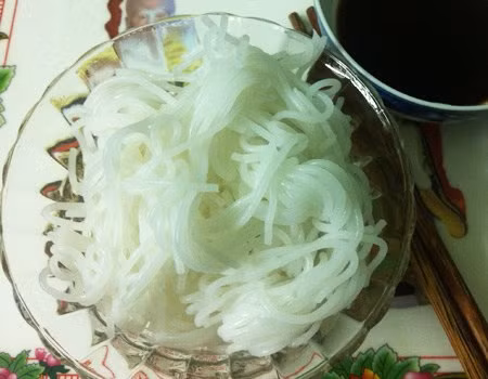 buntuoi-1371021579_500x0.jpg Bún có màu trắng bất thường có thể chứa hóa chất gây độc. Ảnh minh họa: Cao Lâm. buntuoi-1371021579_500x0.jpg Bún có màu trắng bất thường có thể chứa hóa chất gây độc. Ảnh minh họa: Cao Lâm.
