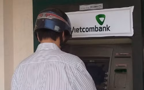 Vietcombank thay đổi hệ thống nhận diện thương hiệu với màu sắc, logo và phông chữ mới. Vietcombank thay đổi hệ thống nhận diện thương hiệu với màu sắc, logo và phông chữ mới.