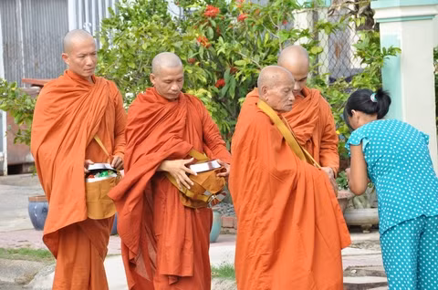 Đoàn khất thực của "nhà sư" Nguyễn Mạnh Hùng