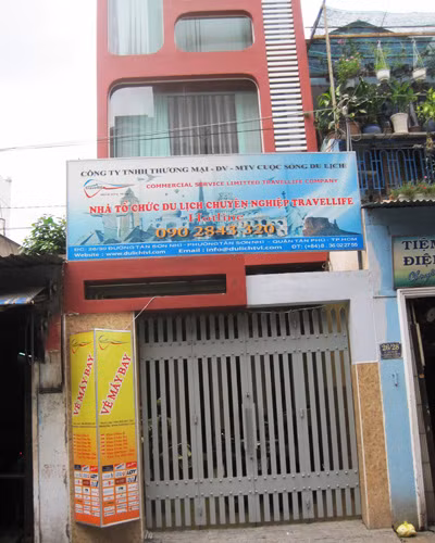 Điểm giao dịch thực tế của công ty này nằm trên đường Tân Sơn Nhì. Ảnh: Infonet Điểm giao dịch thực tế của công ty này nằm trên đường Tân Sơn Nhì. Ảnh: Infonet