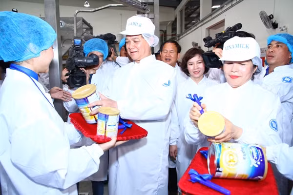 Thủ tướng Nguyễn Tấn Dũng và bà Mai Kiều Liên – Chủ tịch HĐQT kiêm TGĐ Vinamilk đã ký tặng “10,000 hộp sữa bột trẻ em Dielac Alpha” được sản xuất đầu tiên trên dây chuyền hiện đại tại nhà máy trị giá khoảng 1 tỷ đồng. Thủ tướng Nguyễn Tấn Dũng và bà Mai Kiều Liên – Chủ tịch HĐQT kiêm TGĐ Vinamilk đã ký tặng “10,000 hộp sữa bột trẻ em Dielac Alpha” được sản xuất đầu tiên trên dây chuyền hiện đại tại nhà máy trị giá khoảng 1 tỷ đồng.
