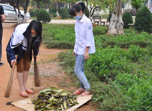 Tổ chức vệ sinh, tiêu độc, khử trùng toàn bộ khu vực trường - Ảnh: Tùng Lâm