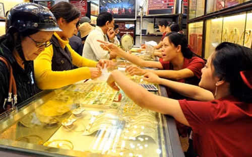 Nhiều người dân mua vàng với tâm lý lấy may đầu năm mới. Nhiều người dân mua vàng với tâm lý lấy may đầu năm mới.