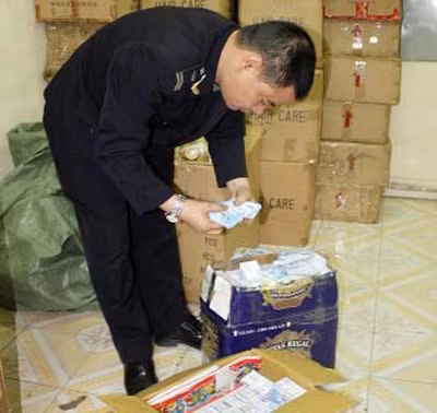 Số simcard điện thoại nhập lậu từ Trung Quốc bị thu giữ.