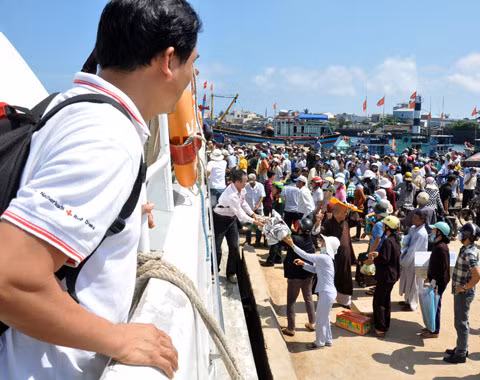 Tàu cao tốc cập cảng đảo Lý Sơn.