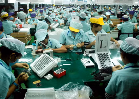 Người lao động làm việc tại Công ty TNHH Điện tử Poster Đà Nẵng- Chi nhánh ở KCN Tịnh Phong, huyện Sơn Tịnh. Đây là một trong năm doanh nghiệp hiếm hoi ở các KCN Quảng Ngãi có mức thưởng Tết cao cho người lao động. Ảnh: Trí Tín.