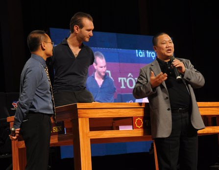Cuộc gặp gỡ giữa Nick Vujicic với doanh nhân Việt, theo ông Lê Phước Vũ (phải): “Tôi muốn Nick Vujicic đến như một niềm vui, một sự động viên, một sự truyền cảm hứng tinh thần để các doanh nhân Việt tiếp tục dũng cảm vượt qua khó khăn, để giai đoạn này tất cả những DN Việt nhìn lại mình”. Cuộc gặp gỡ giữa Nick Vujicic với doanh nhân Việt, theo ông Lê Phước Vũ (phải): “Tôi muốn Nick Vujicic đến như một niềm vui, một sự động viên, một sự truyền cảm hứng tinh thần để các doanh nhân Việt tiếp tục dũng cảm vượt qua khó khăn, để giai đoạn này tất cả những DN Việt nhìn lại mình”.