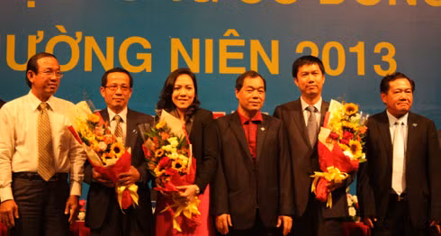 Hình ảnh tại ĐHĐCĐ thường niên năm 2013 của Sacombank, diễn ra sáng 25/04. Từ trái qua: ông Nguyễn Hoàng Minh - Phó giám đốc NHNN TP.HCM, ông Nguyễn Gia Định, bà Nguyễn Thị Lệ An,ông Trầm Bê, ông Nguyễn Văn Cựu, ông Phạm Hữu Phú. Hình ảnh tại ĐHĐCĐ thường niên năm 2013 của Sacombank, diễn ra sáng 25/04. Từ trái qua: ông Nguyễn Hoàng Minh - Phó giám đốc NHNN TP.HCM, ông Nguyễn Gia Định, bà Nguyễn Thị Lệ An,ông Trầm Bê, ông Nguyễn Văn Cựu, ông Phạm Hữu Phú.